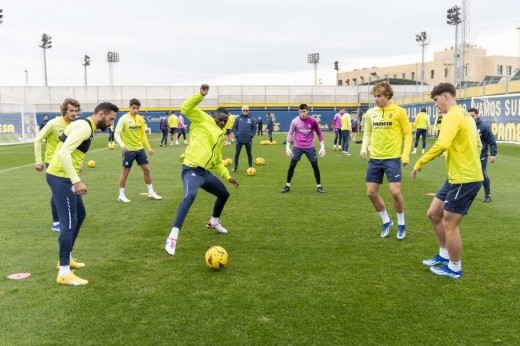 El Villarreal se ejercita con siete bajas