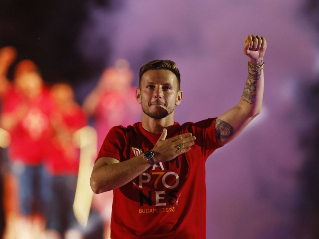 OFICIAL: Rakitic deja de ser jugador del Sevilla OFICIAL: Rakitic deja de ser jugador del Sevilla