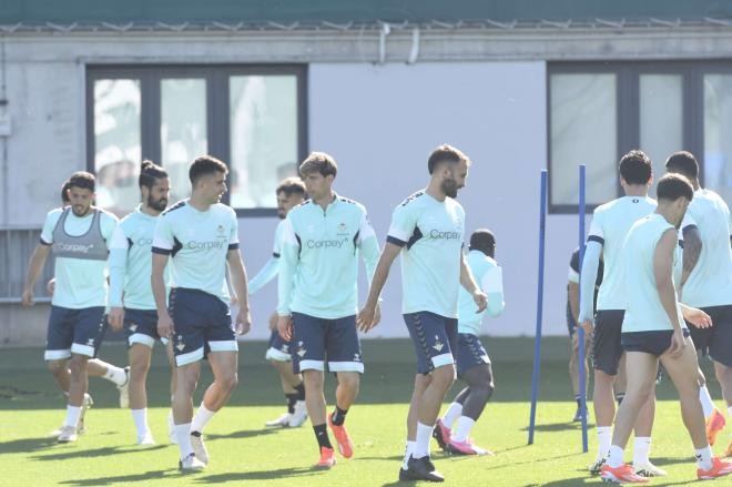 1 regreso y 2 ausencias en el entrenamiento del Betis 1 regreso y 2 ausencias en el entrenamiento del Betis