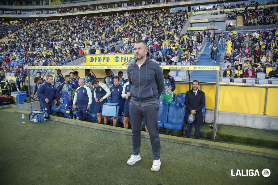 Diego Martínez sobre Sandro, Cillessen, Essugo, Kirian, Mármol, Javi Muñoz, Januzaj y Manu Fuster Diego Martínez sobre Sandro, Cillessen, Essugo, Kirian, Mármol, Javi Muñoz, Januzaj y Manu Fuster