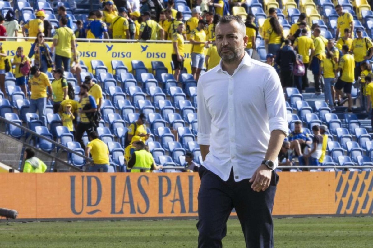 Diego Martínez sobre Álex Suárez, Herzog, Marvin, Javi Muñoz, Januzaj y el lanzador de penaltis Diego Martínez sobre Álex Suárez, Herzog, Marvin, Javi Muñoz, Januzaj y el lanzador de penaltis