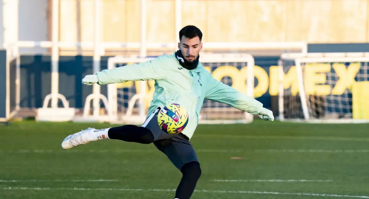 Álex Baena no entrena con el grupo y las pruebas a Gerard Moreno serán mañana Álex Baena no entrena con el grupo y las pruebas a Gerard Moreno serán mañana