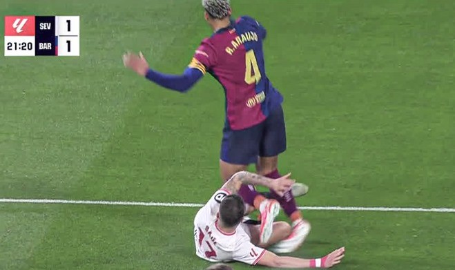 Ronald Araujo cae lesionado ante el Sevilla Ronald Araujo cae lesionado ante el Sevilla