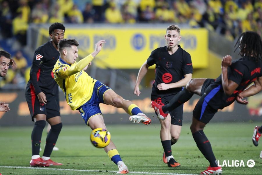 Mika Mármol cae lesionado ante el Real Valladolid Mika Mármol cae lesionado ante el Real Valladolid