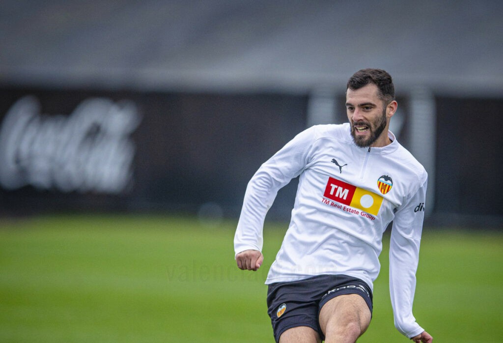 Baja muy importante en el entrenamiento del Valencia y ensayo defensivo de Corberán Baja muy importante en el entrenamiento del Valencia y ensayo defensivo de Corberán