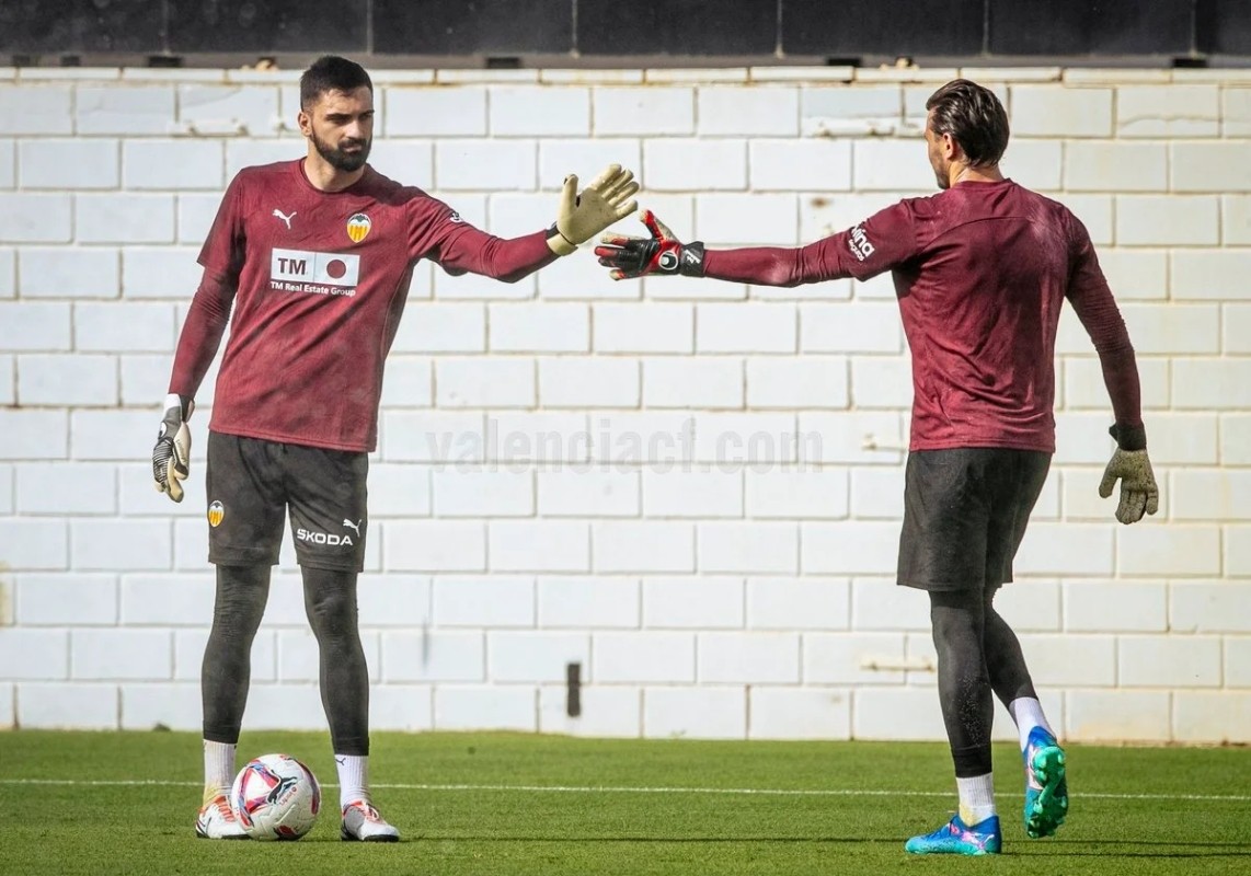 Se abre el debate en la portería del Valencia ¿Mamardashvili o Dimitrievski? Se abre el debate en la portería del Valencia ¿Mamardashvili o Dimitrievski?