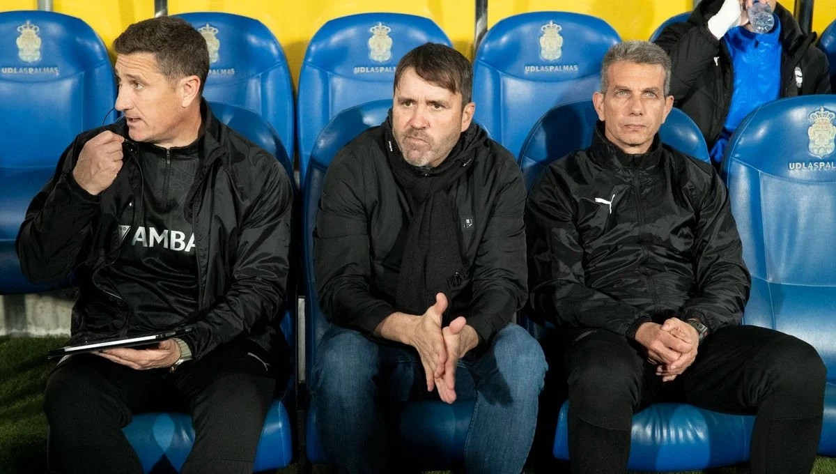 Coudet sobre Toni Martínez, Carlos Martínez, Adrián, Mourinho, Carlos Vicente, Jodrán, Guridi y Villalibre Coudet sobre Toni Martínez, Carlos Martínez, Adrián, Mourinho, Carlos Vicente, Jodrán, Guridi y Villalibre