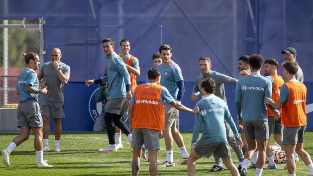 Simeone ensaya once con Griezmann en una sesión con una nueva baja Simeone ensaya once con Griezmann en una sesión con una nueva baja