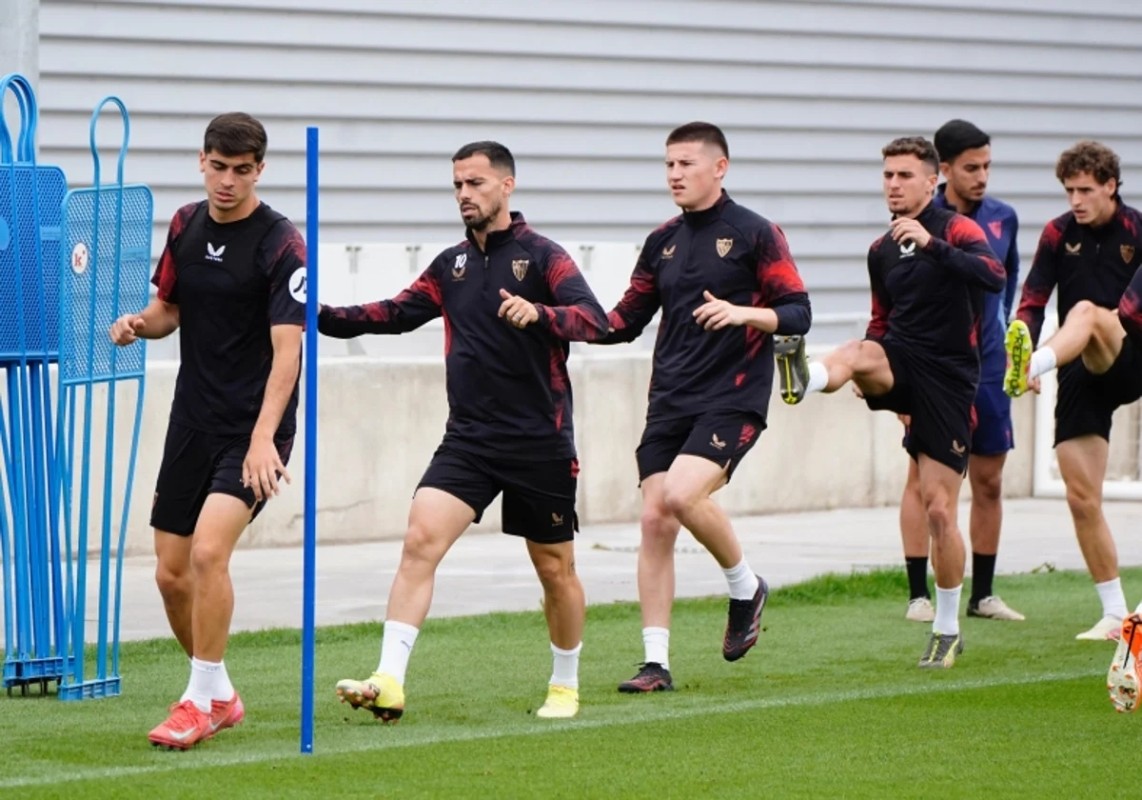 Seis bajas en el entrenamiento del Sevilla Seis bajas en el entrenamiento del Sevilla