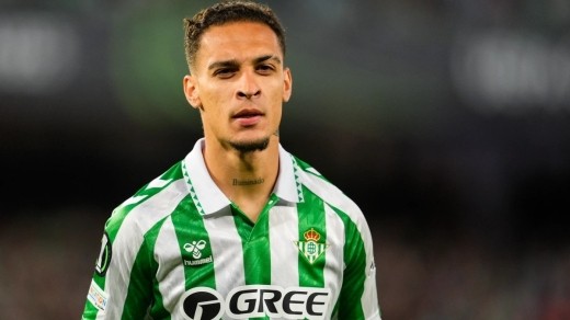 Antony pide salir al Betis y el United le da tiempo