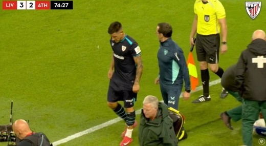 ¡Alarma Yuri Berchiche! Cae lesionado ante el Liverpool
