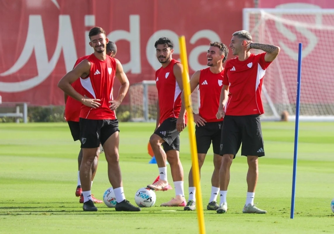 Ocho bajas en el entrenamiento del Sevilla de este martes Ocho bajas en el entrenamiento del Sevilla de este martes