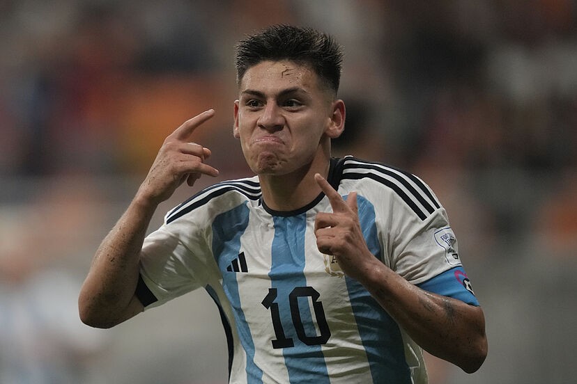 Claudio Echeverri no quiere fichar por el Girona y sigue esperando a la Roma