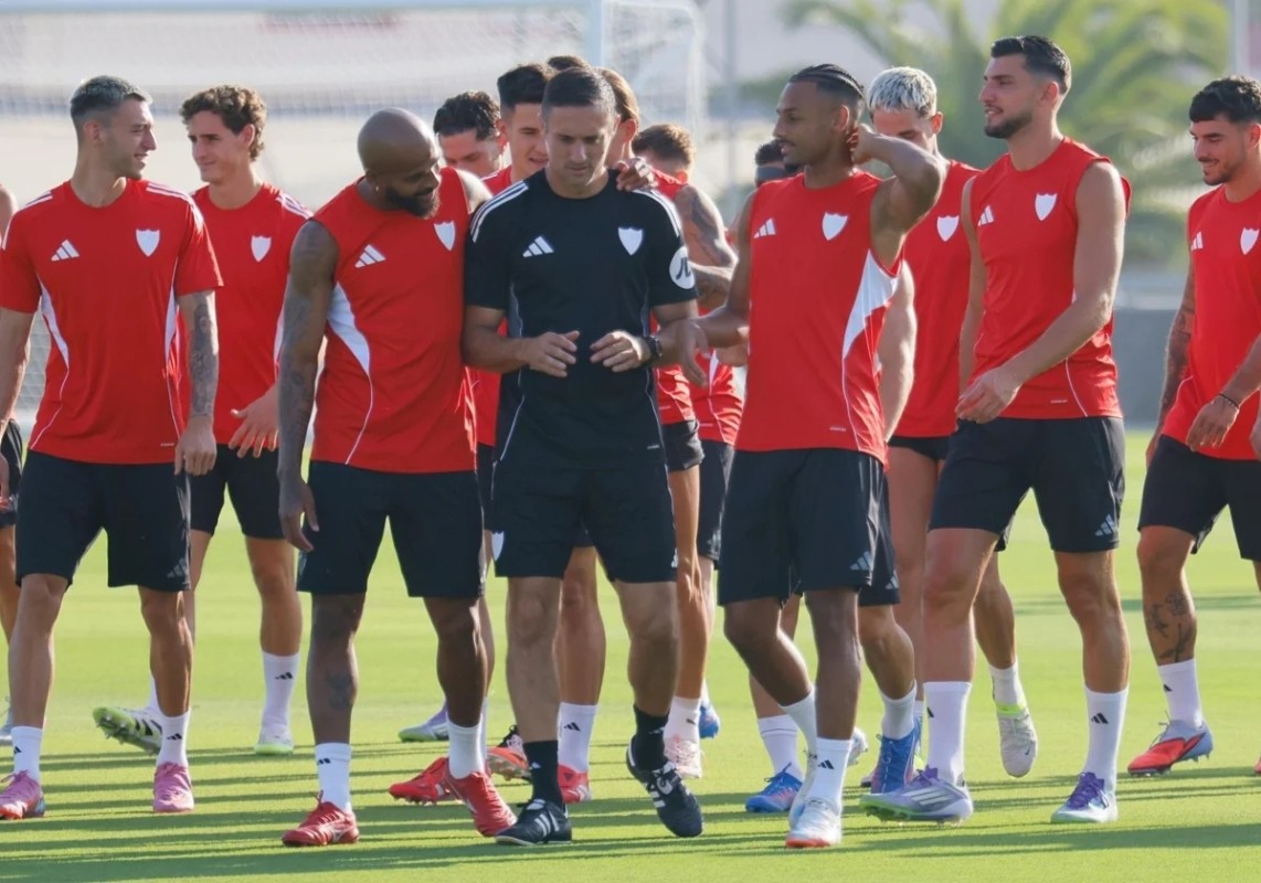 El Sevilla recupera otro lesionado pero sigue con seis bajas, sin inscritos y con trece jugadores del filial El Sevilla recupera otro lesionado pero sigue con seis bajas, sin inscritos y con trece jugadores del filial
