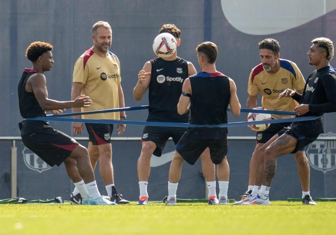 MARCA apuesta por las titularidades de Koundé y Lewandowsi ante el Levante