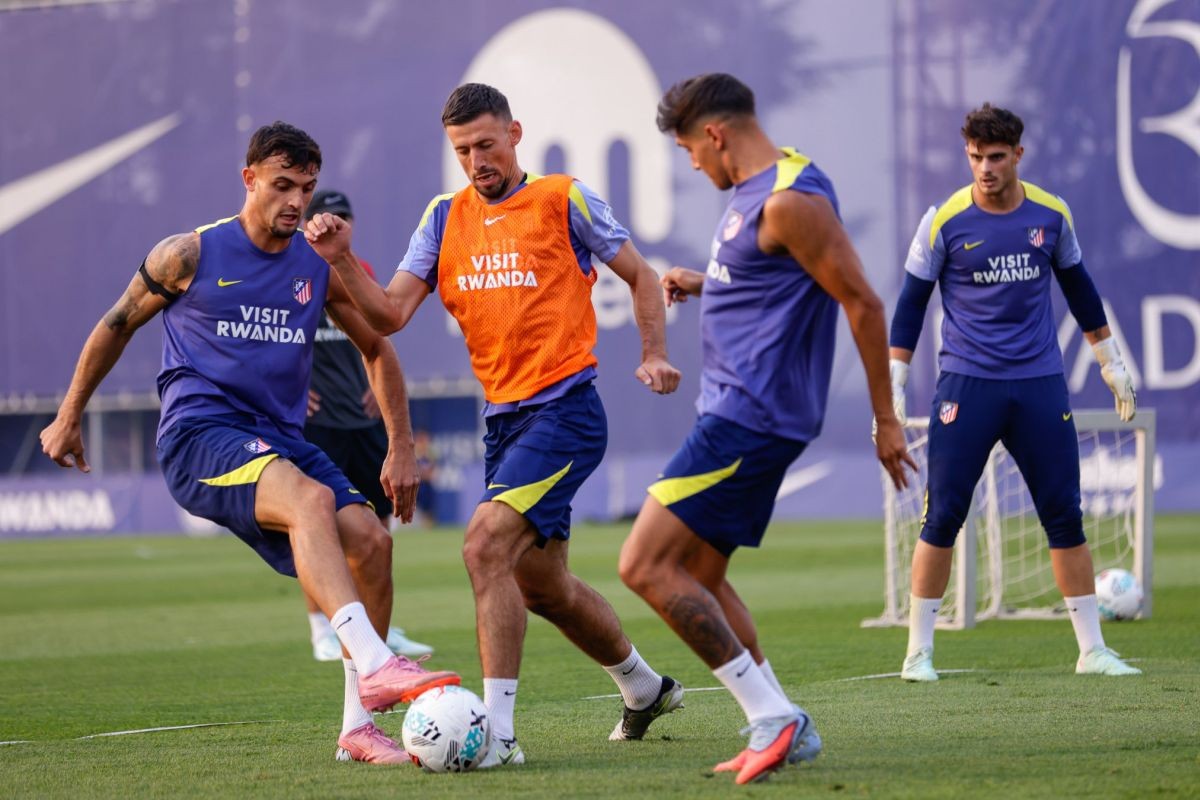 Simeone ensaya once para recibir al Elche con sorpresa en la delantera