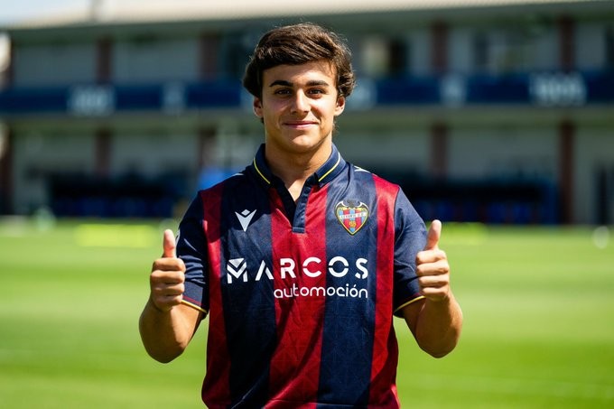 El Levante rechaza la primera oferta del Benfica por Carlos Álvarez El Levante rechaza la primera oferta del Benfica por Carlos Álvarez