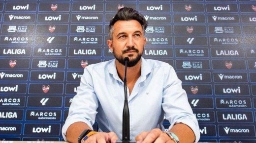 Rodas sobre Etta Eyong, Carlos Álvarez, Kervin Arriaga, Ryan, Cuñat, Cabello y Espí