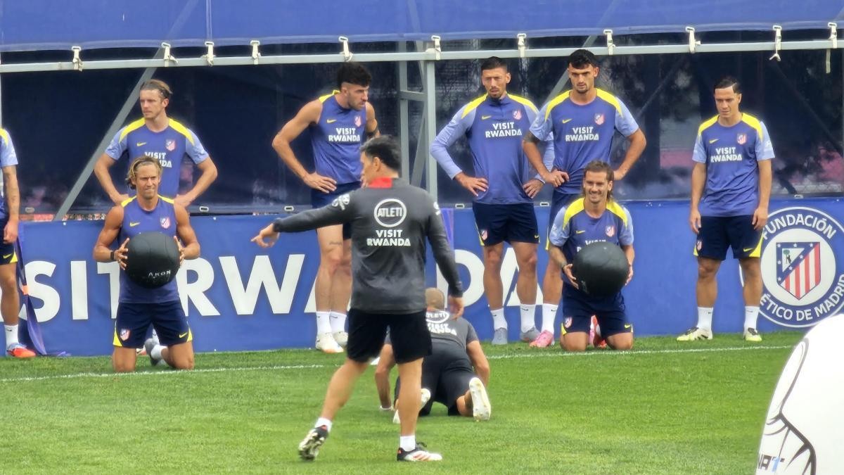 Simeone recupera a Oblak y Raspadori y está pendiente de las pruebas a Almada Simeone recupera a Oblak y Raspadori y está pendiente de las pruebas a Almada