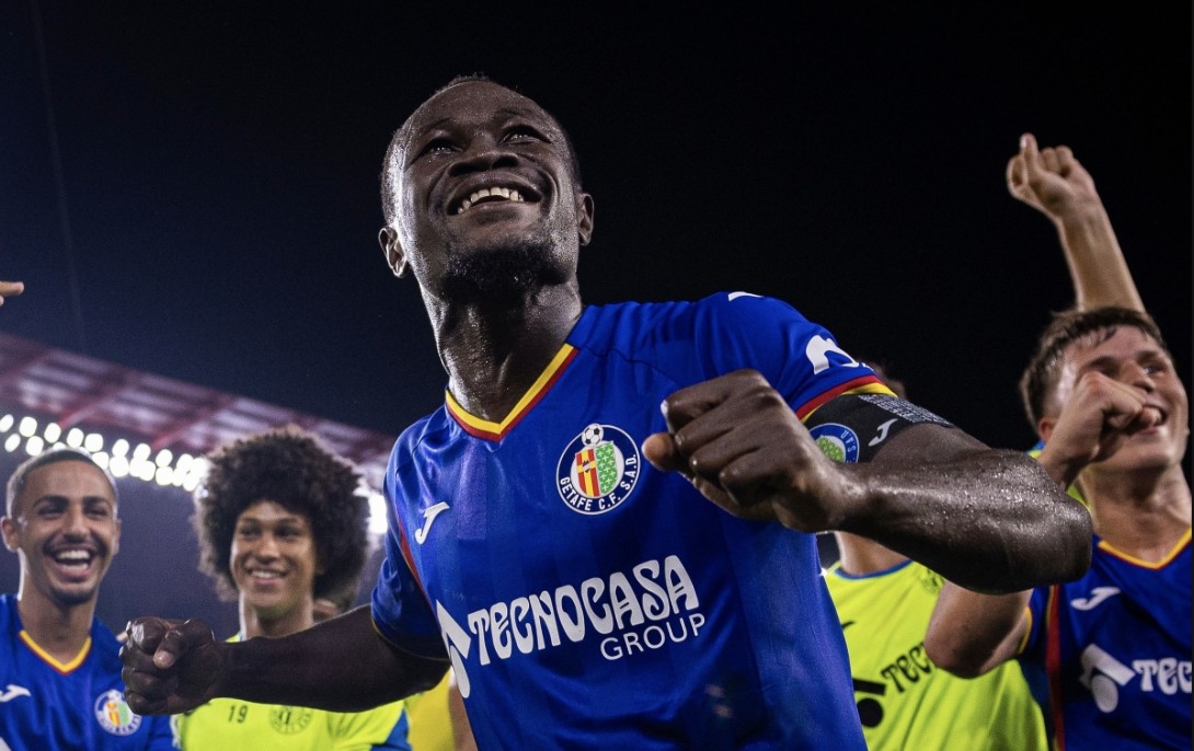 El motivo del cambio de Djené en el descanso ante el Real Oviedo El motivo del cambio de Djené en el descanso ante el Real Oviedo
