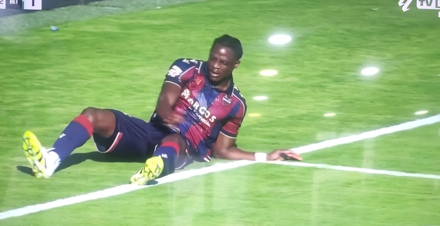 Etta Eyong pide el cambio por molestias ante el Real Betis