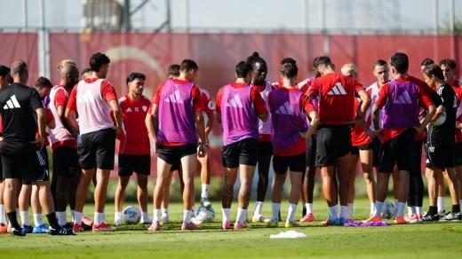 Azpilicueta y Kike Salas, cara y cruz en el entrenamiento de este viernes Azpilicueta y Kike Salas, cara y cruz en el entrenamiento de este viernes