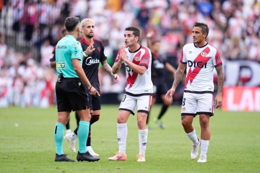 Sergio Camello se enfrenta a varios partidos de sanción.