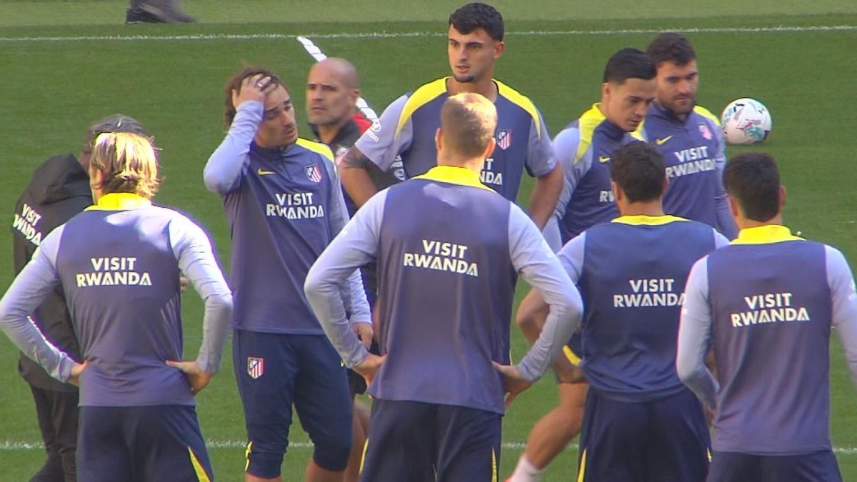 Simeone ensaya once con bastantes sorpresas para recibir al Sevilla en una sesión con dos bajas Simeone ensaya once con bastantes sorpresas para recibir al Sevilla en una sesión con dos bajas