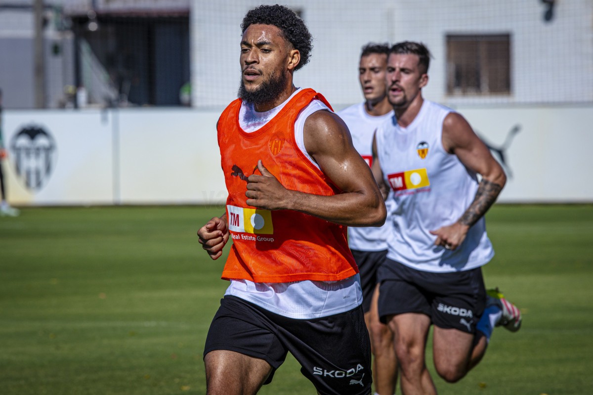 El Valencia suma una nueva baja importante en el entrenamiento de este jueves y última hora sobre Pepelu y Hugo Duro