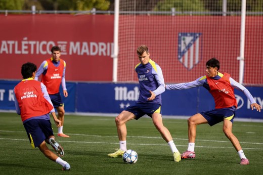 Simeone ensaya once con una sorpresa para enfrentarse al Sevilla Simeone ensaya once con una sorpresa para enfrentarse al Sevilla