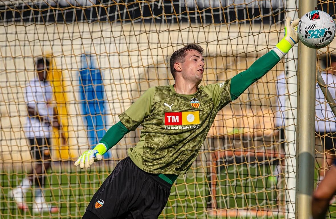 Novedades con Agirrezabala y Hugo Duro en el Valencia