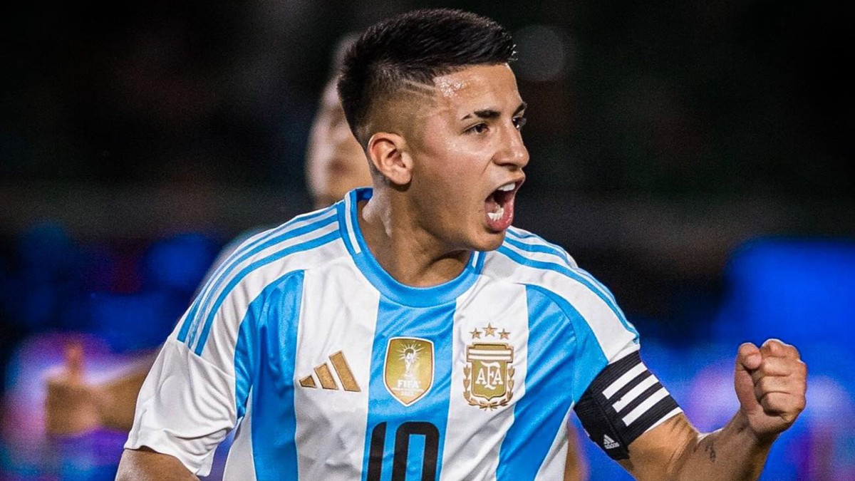 Thiago Almada da un susto con la selección argentina