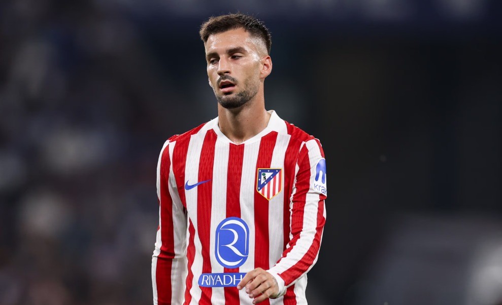 Álex Baena enciende las alarmas por lesión muscular