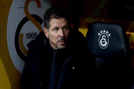 Simeone sobre Pubill, Giuliano, Julián, Hancko, Griezmann, Baena, Barrios, Almada, Nico, Le Normand y Giménez
