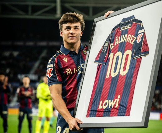 Carlos Álvarez cae lesionado ante el Alavés y hay preocupación en el Levante