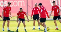 Almeyda ensaya once con sorpresas para el derbi ante el Real Betis