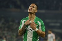 Antony se encara con la grada verdiblanca tras el derbi