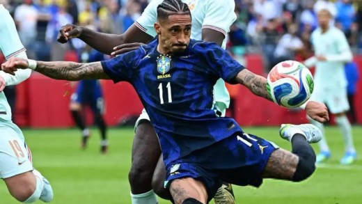 Raphinha enciende las alarmas tras caer lesionado con Brasil Raphinha enciende las alarmas tras caer lesionado con Brasil