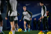 De Jong returns to the pitch and approaches the derby