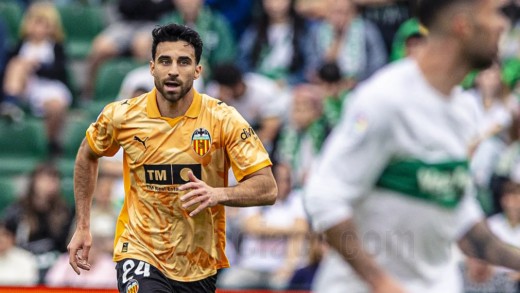 Preocupación en el Valencia con Cömert, que pidió el cambio tras un golpe en la cadera Preocupación en el Valencia con Cömert, que pidió el cambio tras un golpe en la cadera