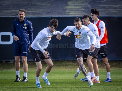 Bajas y pruebas médicas marcan el entrenamiento del Valencia Bajas y pruebas médicas marcan el entrenamiento del Valencia