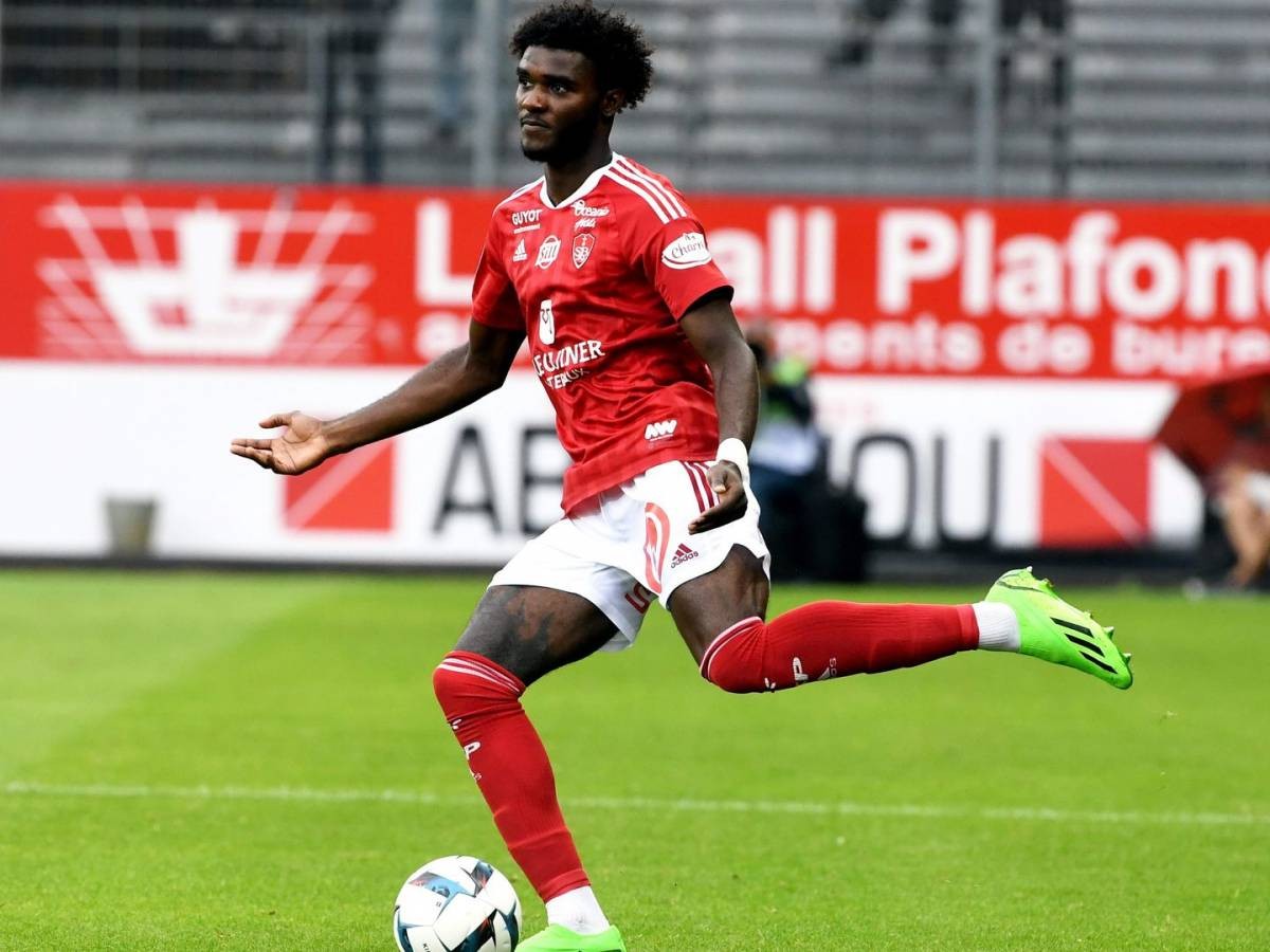 Deportivo steps up the search for centre-backs