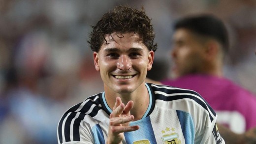 Julián Álvarez se aleja del Barcelona, 3 posibles sustitutos