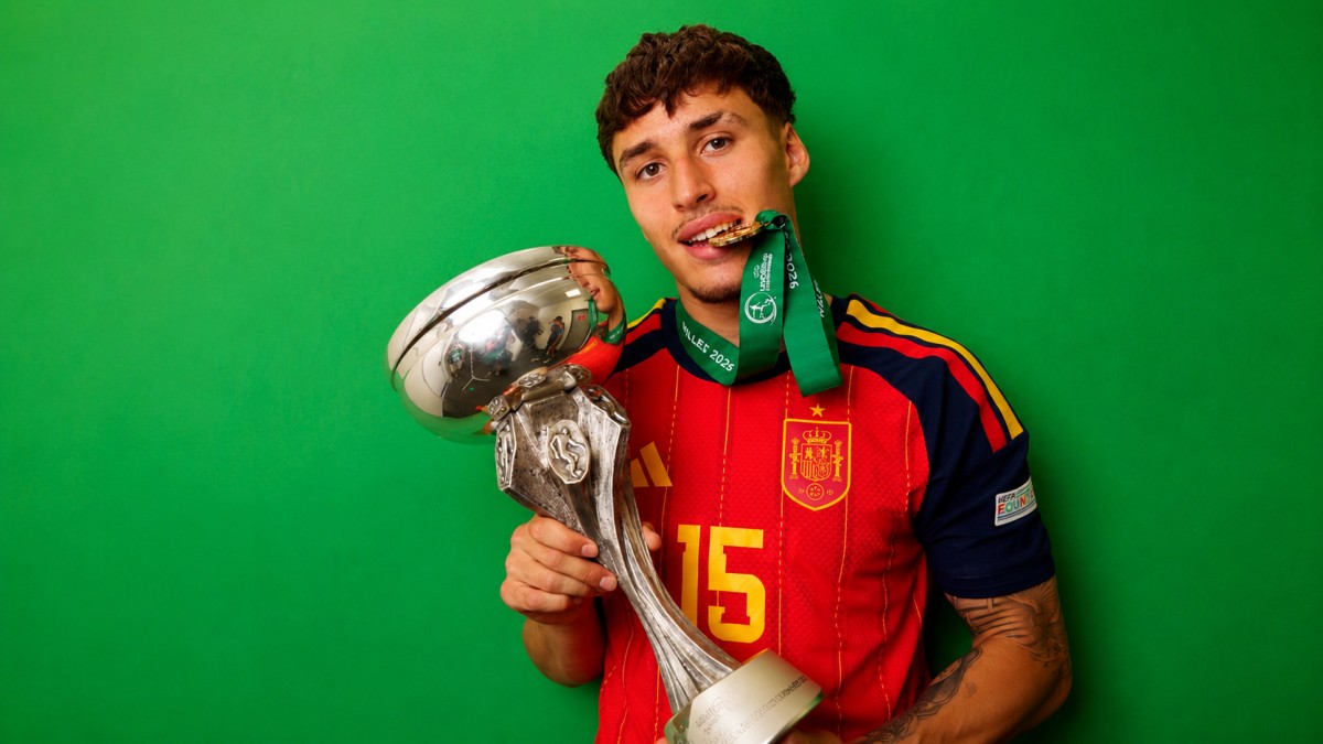 Jorge Salinas mantiene vivo su sueño de jugar en el Barcelona mientras continúa al margen del equipo