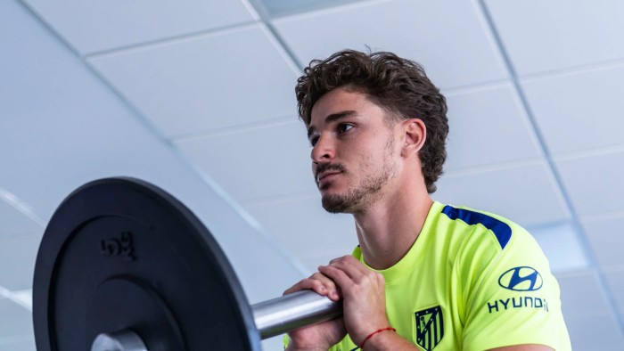 Julián Álvarez reitera a Simeone su deseo de fichar por el Barcelona