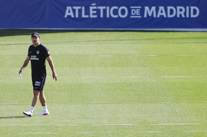 Simeone prueba piezas en el Atlético antes de viajar a Sevilla