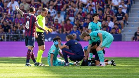 Gerard Mart&iacute;n finishes bleeding after a heavy elbow against Levante