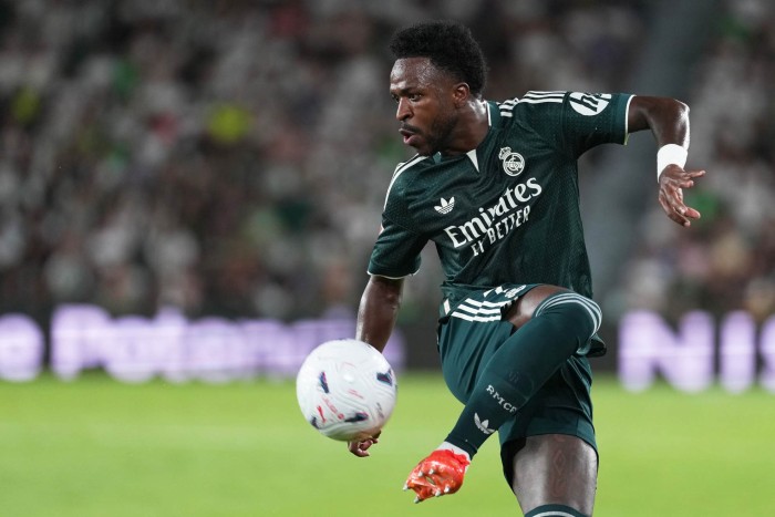 Vinicius, en un examen constante ante la afición madridista