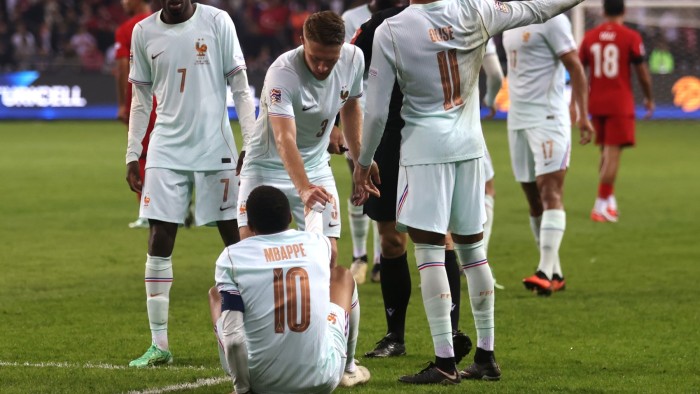 Mbappé acaba lesionado con Francia