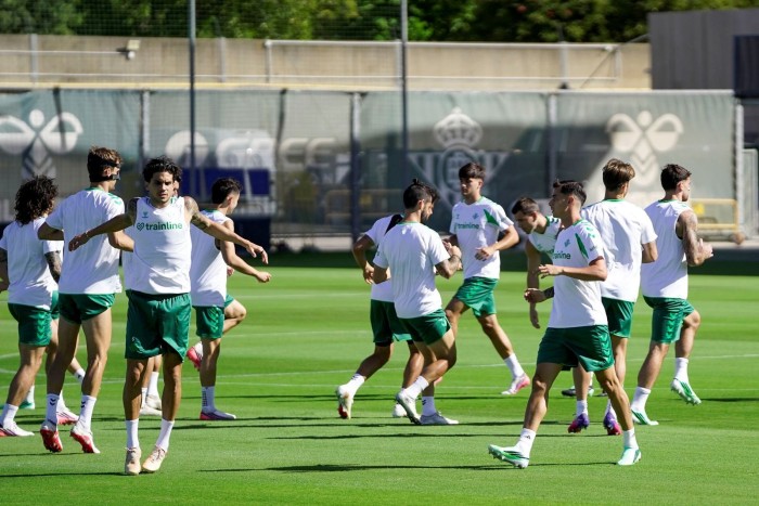 Última hora del Betis, Antony entrena al margen y Bartra con el grupo